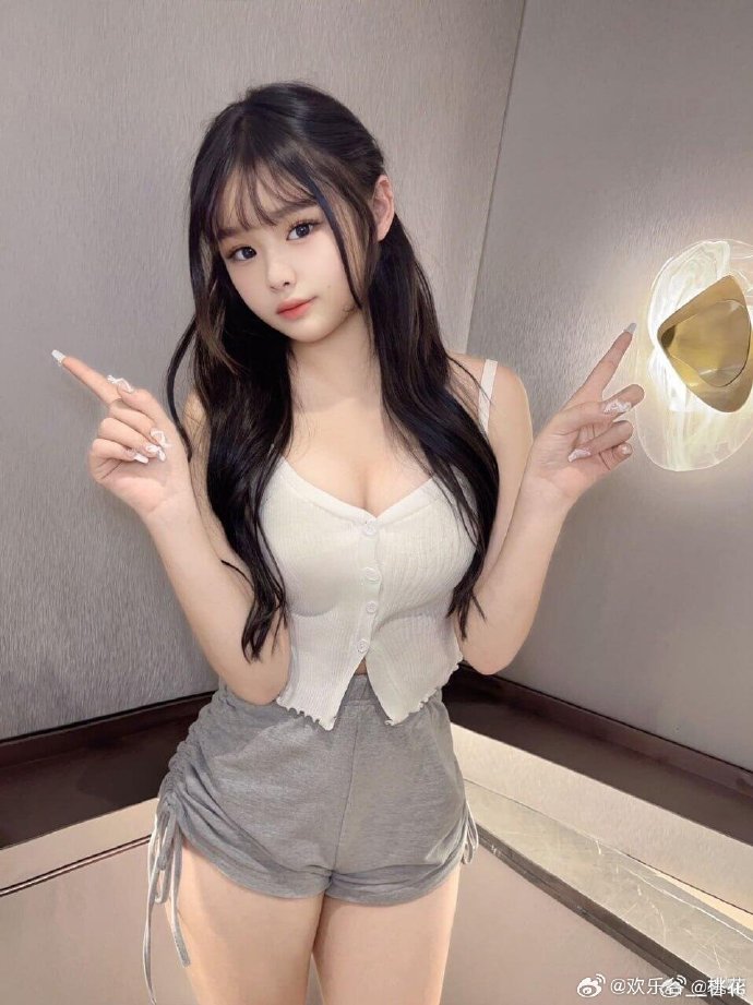 抖漫 编辑部工作场景配图